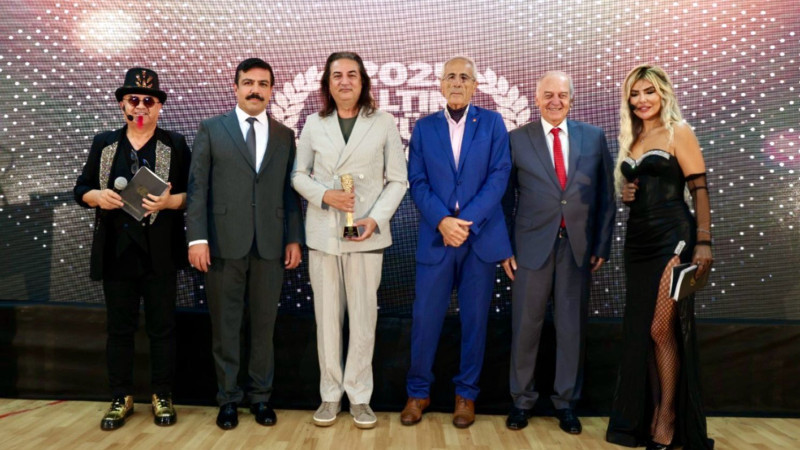 Deniz Olgun, 3. Altın Üzüm Ödülleri’ne Zarafeti ve Sunumuyla Damga Vurdu