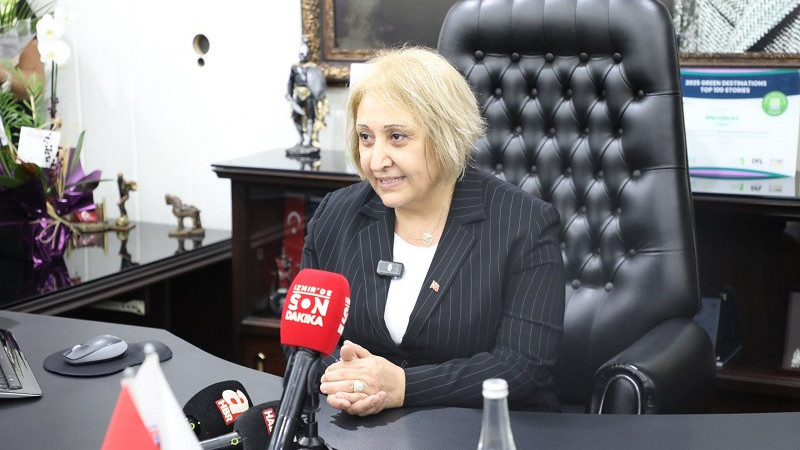 Menderes'in İlk Kadın Başkanı Koltuğuna Oturdu 