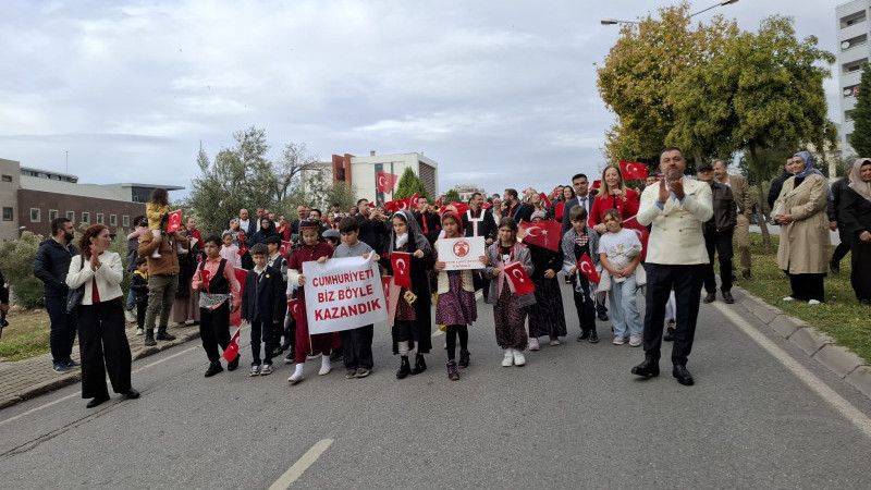 Dr. Cavit Özyeğin İlkokulu’ndan Bornova’da Cumhuriyet Korteji